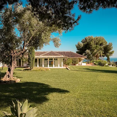 Вилла 7,000 Sqm Luxurious Villa With Panoramic Sea Views Multiple Gardens & Two Pools